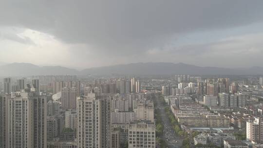 航拍大雨来临前的城市上空（灰片）