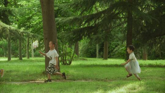5K小孩子草地奔跑享受阳光森林城市慢动作视频素材模板下载