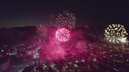 中国乡村除夕新年夜空绚烂烟花航拍