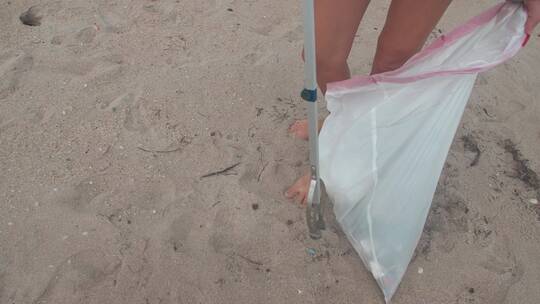 海滩捡垃圾合集视频素材模板下载