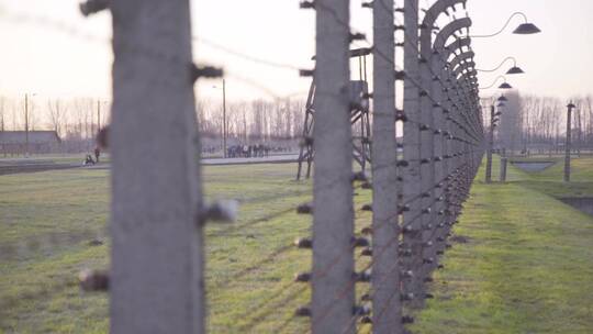 沿着铁丝网在奥斯威辛比克瑙纳粹集中营波兰