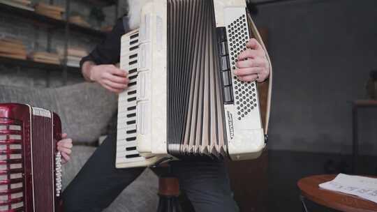 一个女孩看着一个男人演奏手风琴