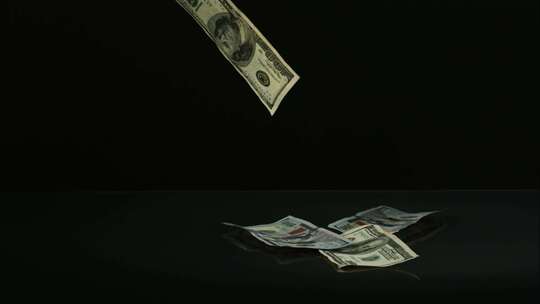 美国100美元的钞票落在反光面上视频素材模板下载