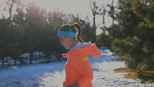 青年女人在雪地里锻炼身体