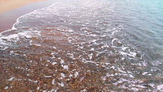 海浪冲击海边的沙滩