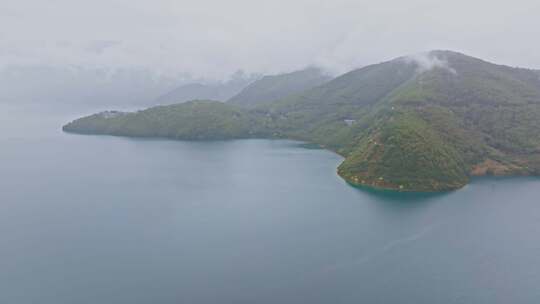 4k航拍雨中泸沽湖