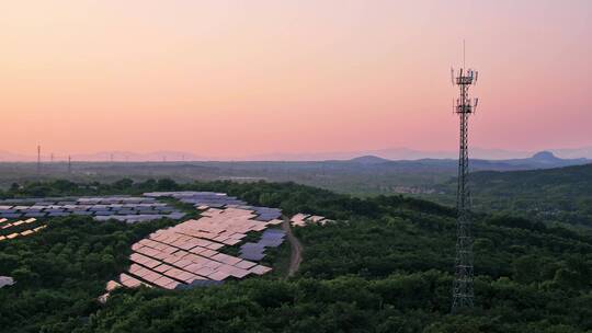 山地光伏太阳能发电场和5G无线通讯信号塔