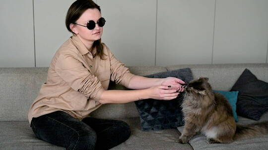 盲人女人抚摸她的猫