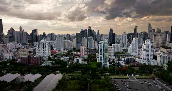 日落时令人印象深刻的曼谷城市天际线景观，