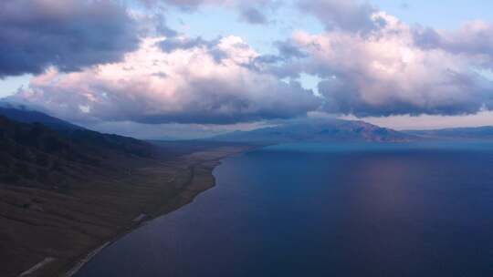 新疆赛里木湖黄昏晴天绝美航拍4K云层大片