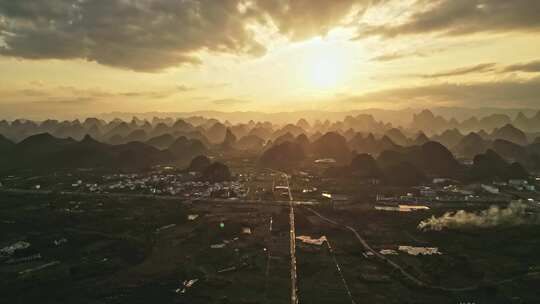 夕阳下的乡村与群山远景