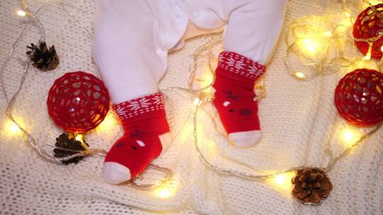 婴儿脚上的圣诞袜子