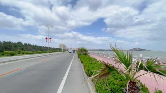 沿海公路风景宜人视野开阔