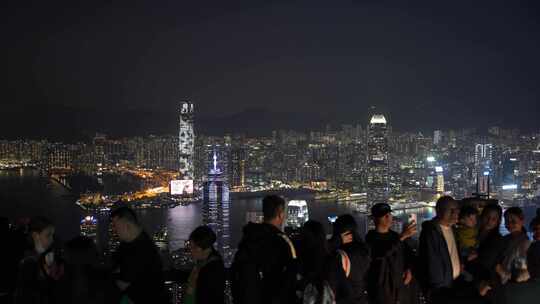 游客太平山顶看香港夜景香港城市夜晚风景