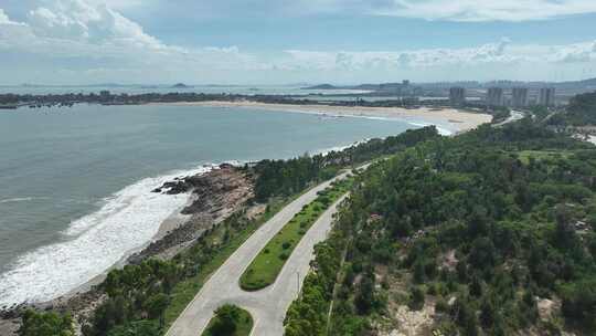 汽车行驶在沿海公路航拍海岸线旅游沿途风景