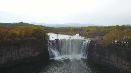 航拍黑龙江省牡丹江市镜泊湖吊水楼瀑布秋景