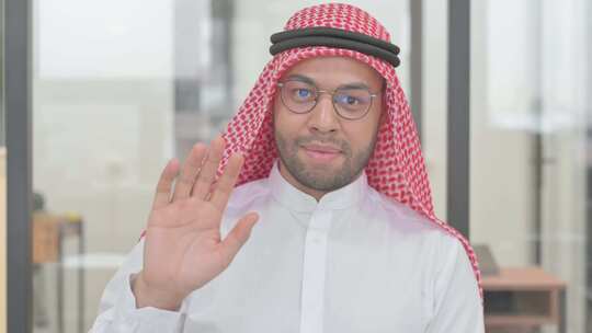 年轻阿拉伯男子挥手问好的肖像视频素材模板下载