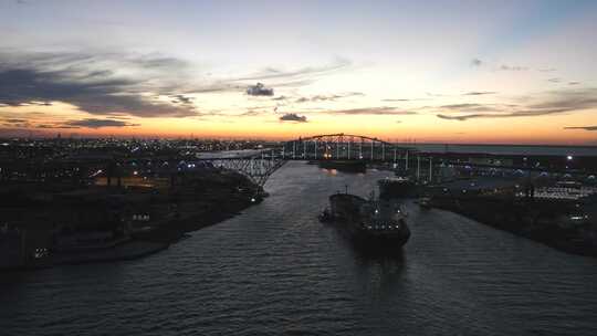 科珀斯克里斯蒂大桥和驳船美丽的日落背景。