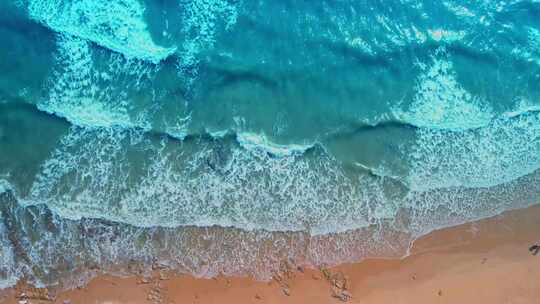 俯拍海浪浪花沙滩视频素材模板下载