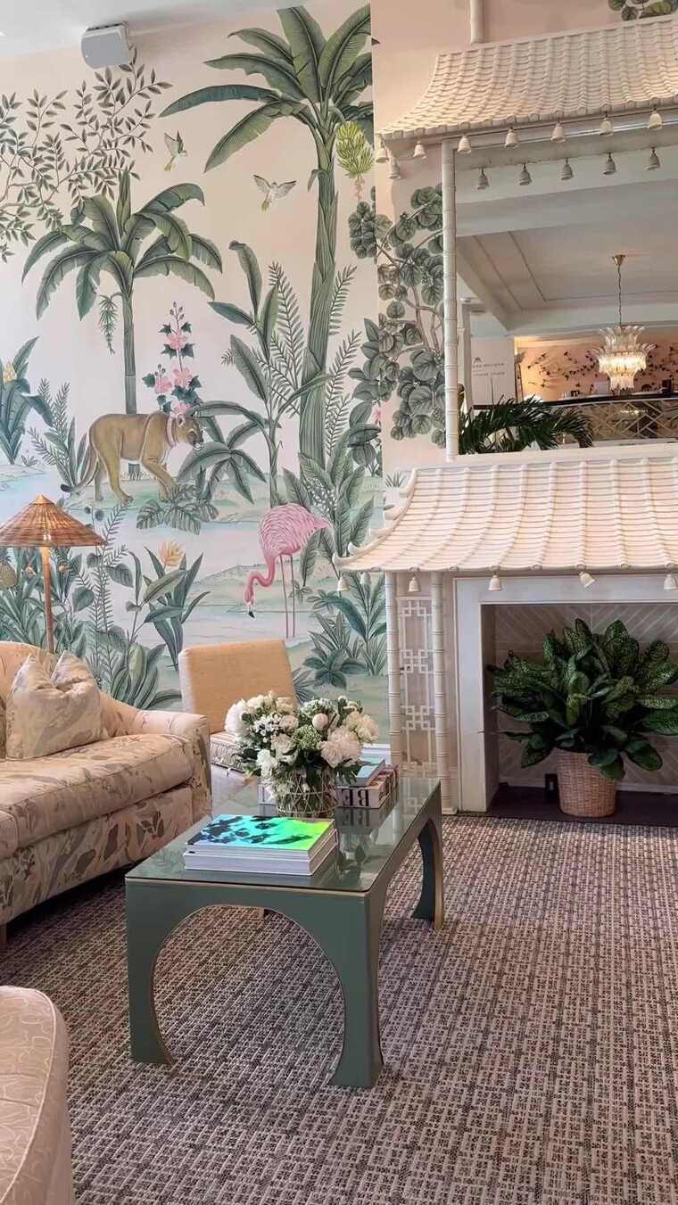 带植物壁纸的优雅客厅