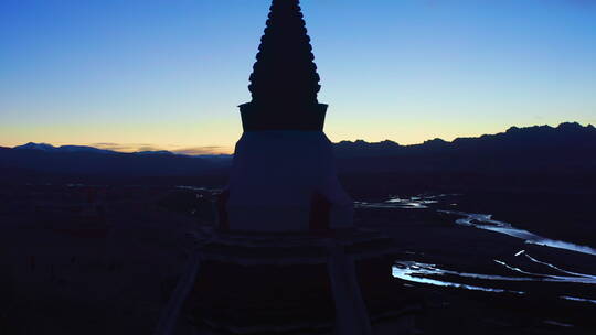 西藏阿里札达县托林寺日落剪影