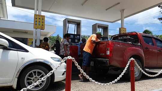 加油站加满油箱的汽车