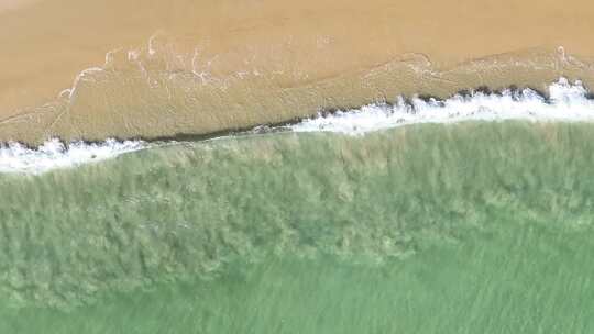 海边沙滩海水海浪俯拍前进