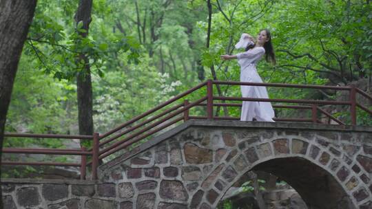 河南棠溪源森林公园女子郊游逛公园桥上跳舞