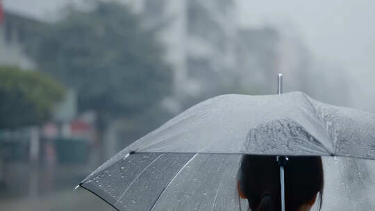 雨天雨中人物打伞背影