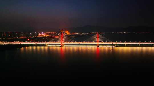从中间穿过之江大桥夜景