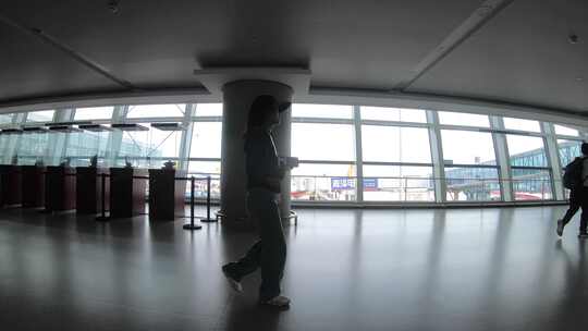 机场航站楼刚下飞机匆忙出站的乘客们视频素材模板下载