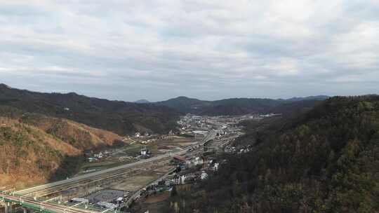 无人机飞越韩国江原道春川市的丘陵和山脉