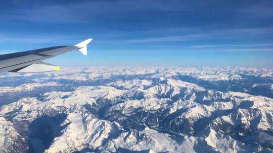 机翼下的雪山山峰