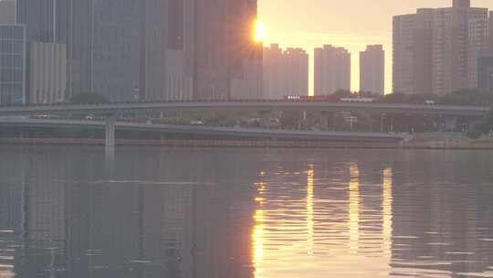 浑河边建筑群中的日落