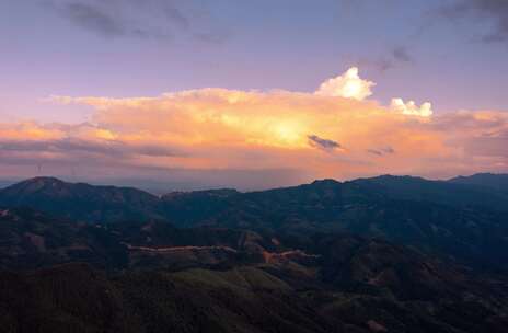 航拍广西牙戈山顶夕阳延时