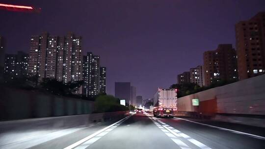 夜晚开车，高速行驶，通过隧道