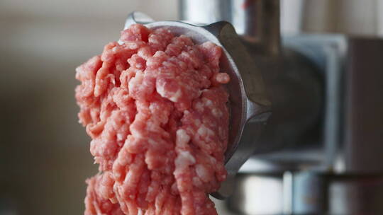 绞肉机正在制作猪肉馅
