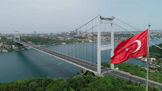 Fsm大桥和土耳其国旗的鸟瞰图