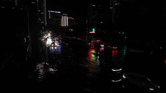 城市暴雨后道路积水夜间行车