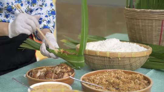 实拍端午节粽子材料包粽子特写端午节粽子