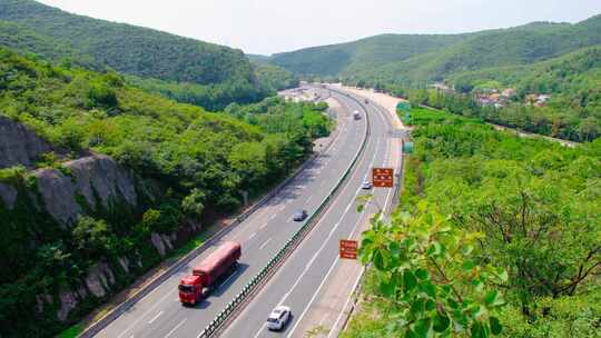 山西晋城太行山脉高速公路车辆行驶