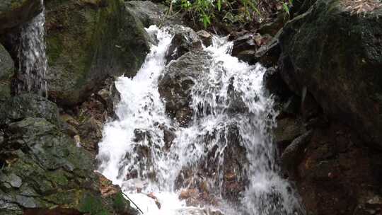 山涧溪流瀑布潺潺流水