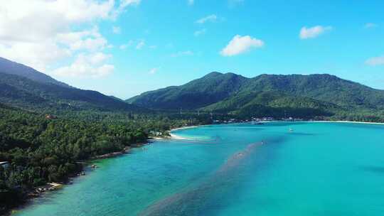 白天头顶上白色沙滩天堂海滩和蓝色海水背景的抽象视图