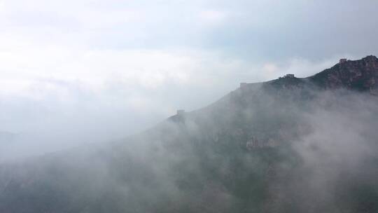 长城雨后云海翻滚震撼大气