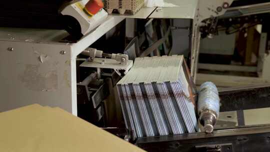 乙烯基唱片在工厂放入袖子和封面。工业过程