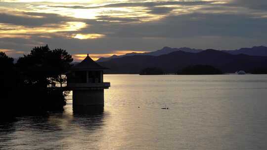 夕阳下的千岛湖