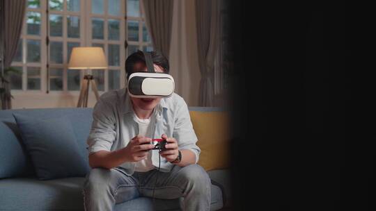 男性玩家戴着虚拟现实眼镜在家玩游戏视频素材模板下载