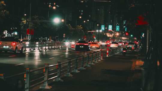 夜晚城市道路的普通人背影