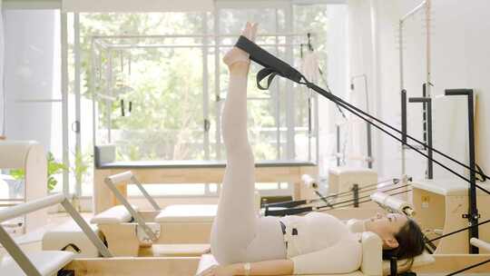 女人健身房练习瑜伽视频素材模板下载