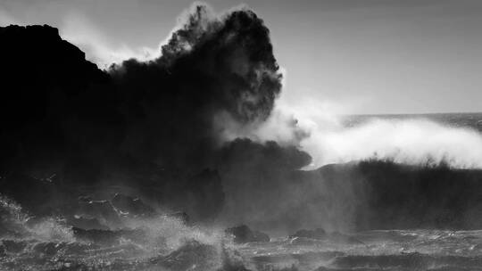 巨大的海浪拍打着海岸
